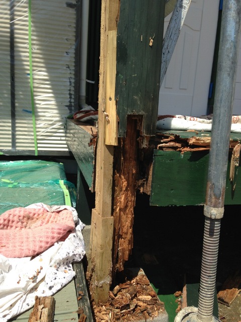 玄関屋根を支える柱の腐食