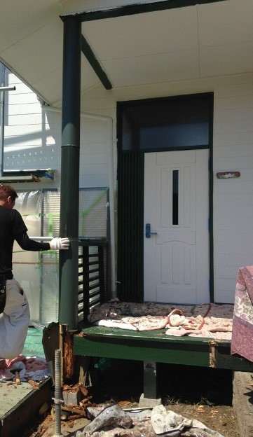 玄関屋根を支える柱の腐食